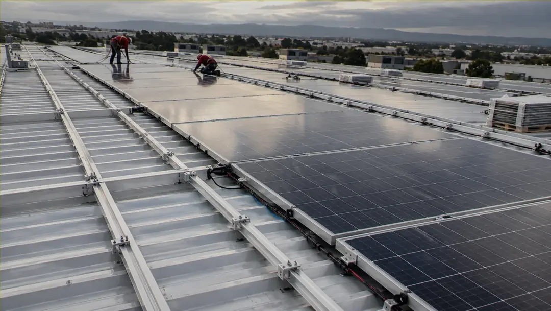 Instalação das placas solares na cobertura da sede
