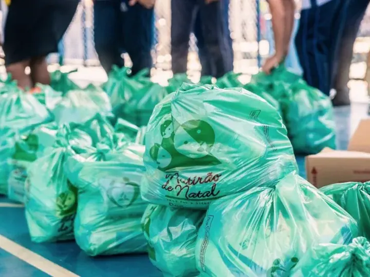 Cestas básicas prontas para a entrega no Natal de 2025