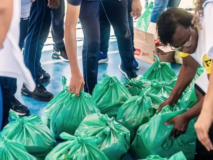 Entrega de cestas básicas às famílias do Brejaru